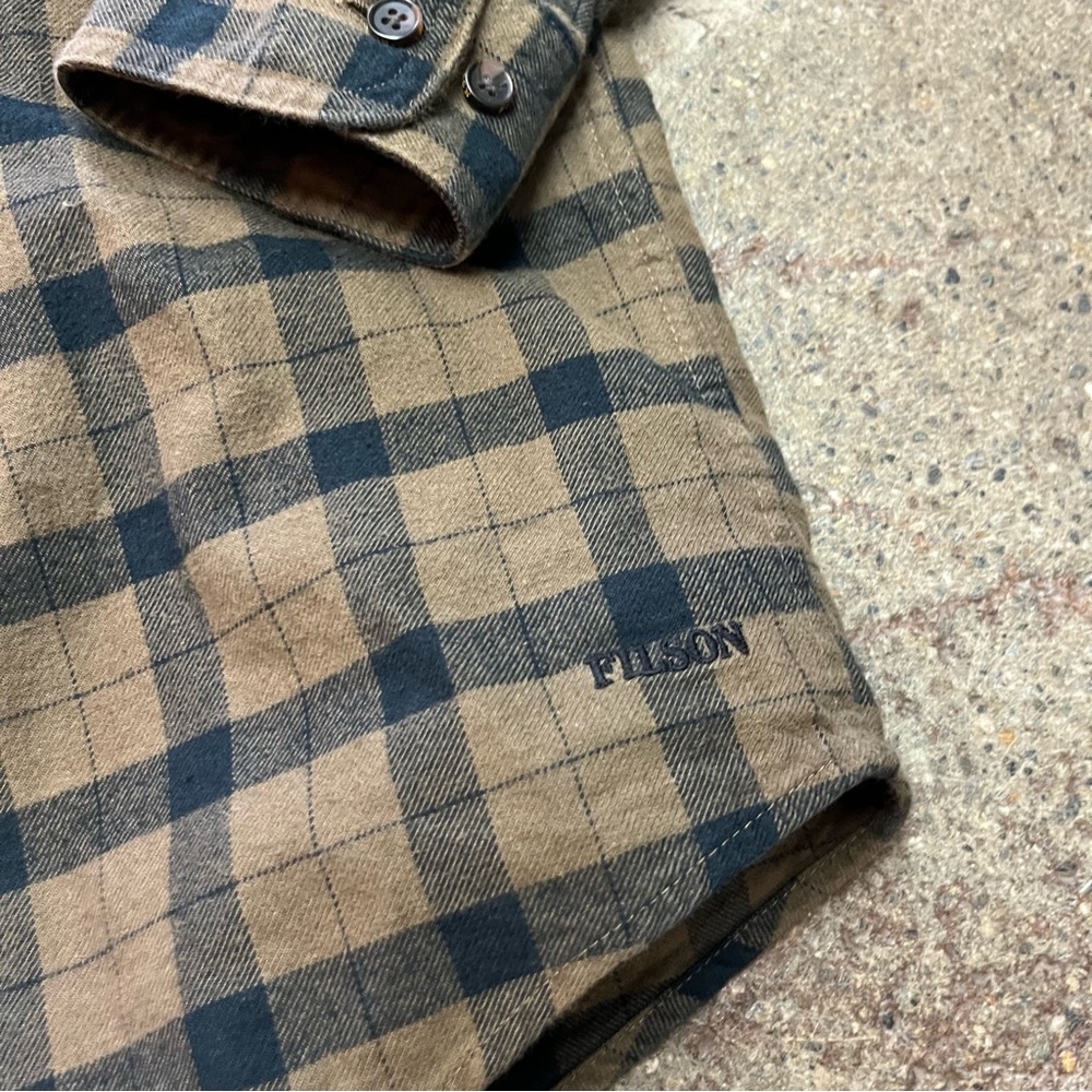 Filson Alaskan Guide Shirt in Otter Green (M) - Picture 3 of 8